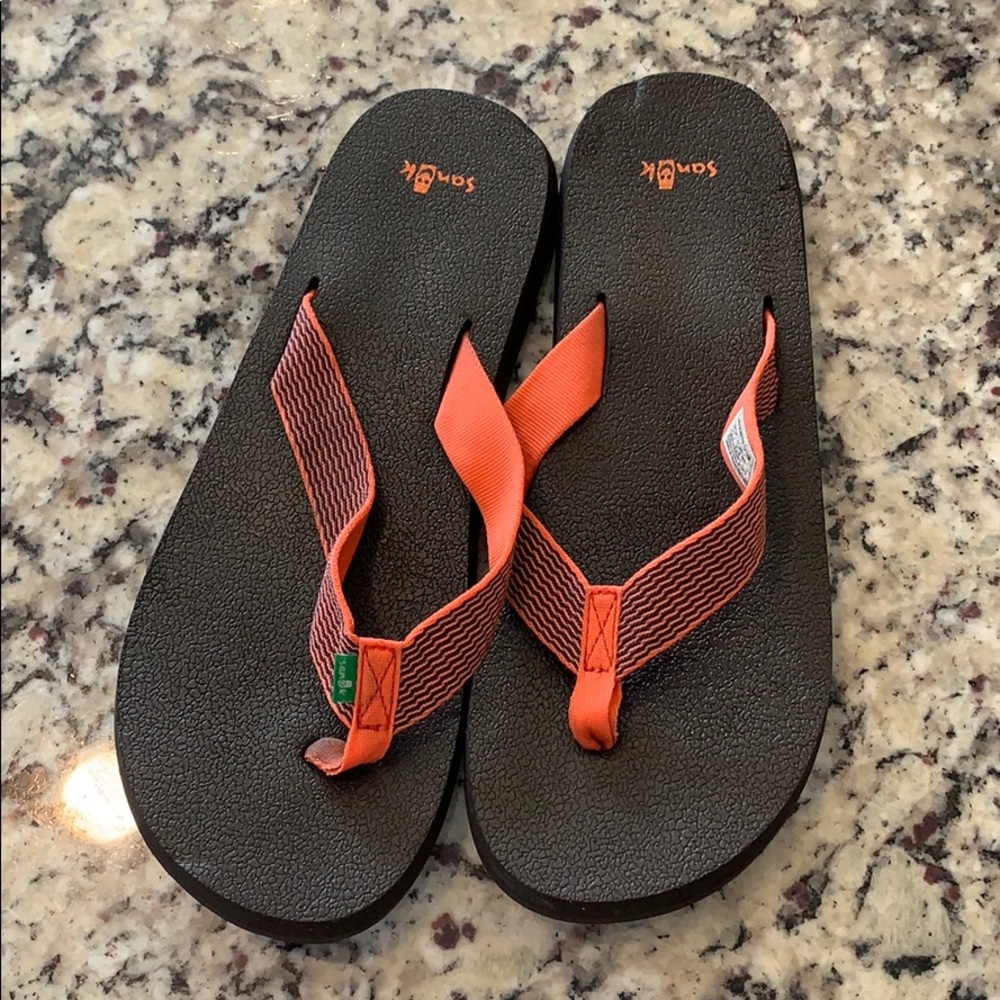 Sanuk flip flops.